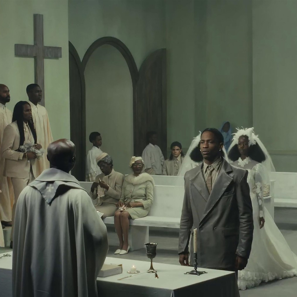 FATHER“ donosi mračniji i introspektivniji ton, oslanjajući se na teme identiteta, autoriteta i lične transformacije koje Ye već duže vreme istražuje kroz svoj rad.