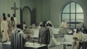 FATHER“ donosi mračniji i introspektivniji ton, oslanjajući se na teme identiteta, autoriteta i lične transformacije koje Ye već duže vreme istražuje kroz svoj rad.