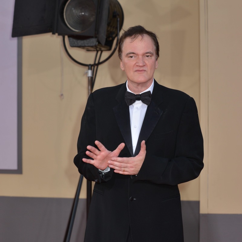 Quentin Tarantino se vraća režiji sa originalnom predstavom Quentin Tarantino odbacuje film i priprema svoju prvu originalnu pozorišnu farsu za londonski West End, donoseći energiju i humor po kojem je poznat