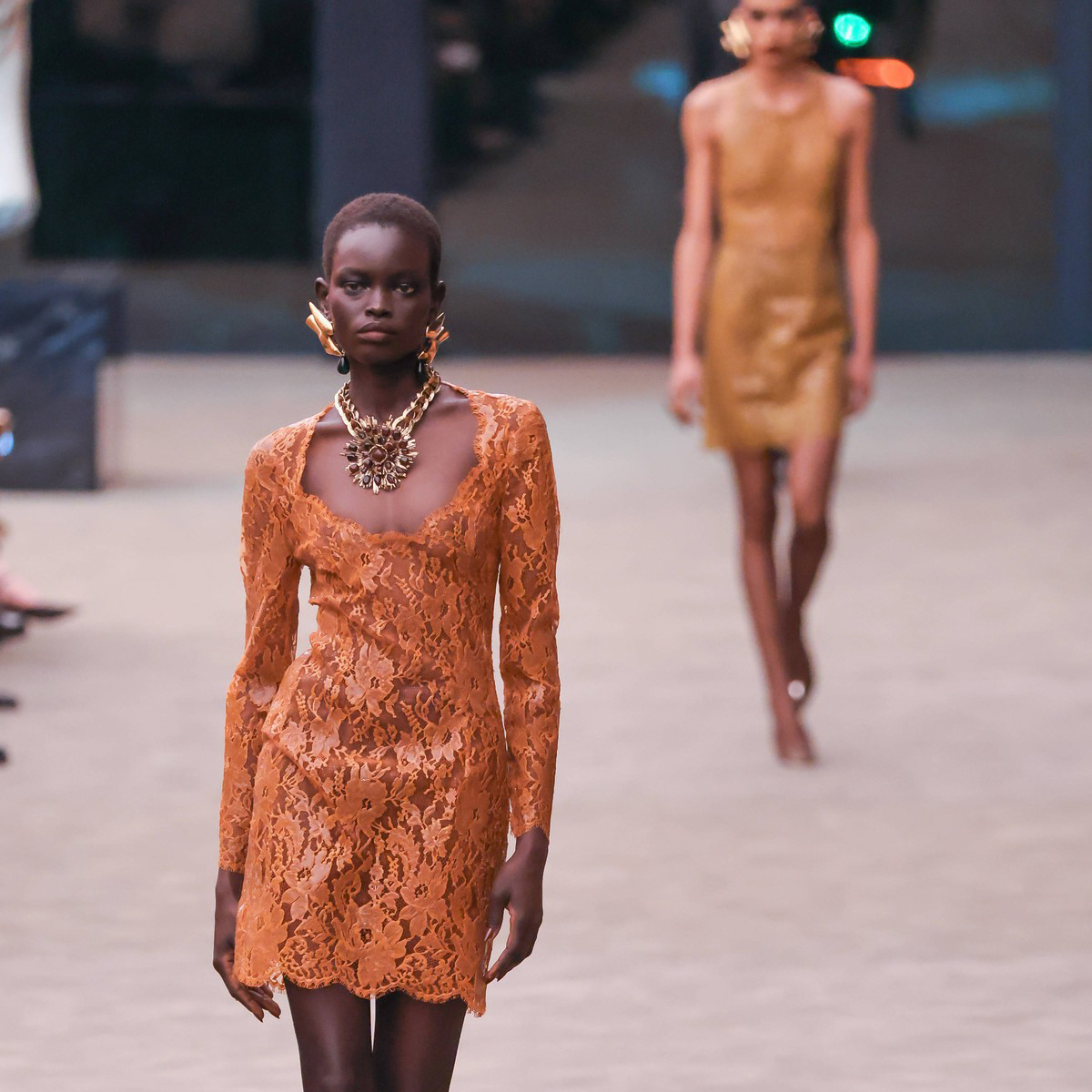 Kolekcija Saint Laurent jesen/zima 2026 slavi deset godina **Anthony Vaccarello**a i nasleđe legendarnog Le Smoking odela.