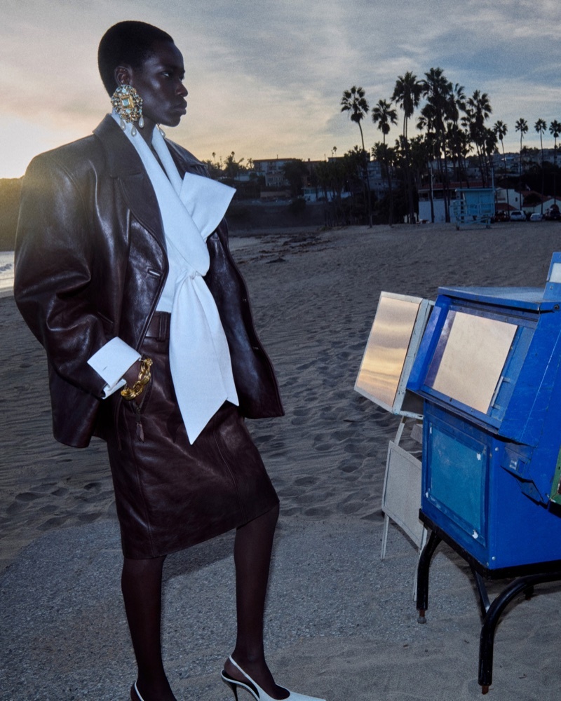 Saint Laurent kampanja za leto 2026 izgleda kao kadar iz filma
Kampanja donosi film noir estetiku, kožu u prvom planu i glamur koji počinje tek nakon zalaska sunca