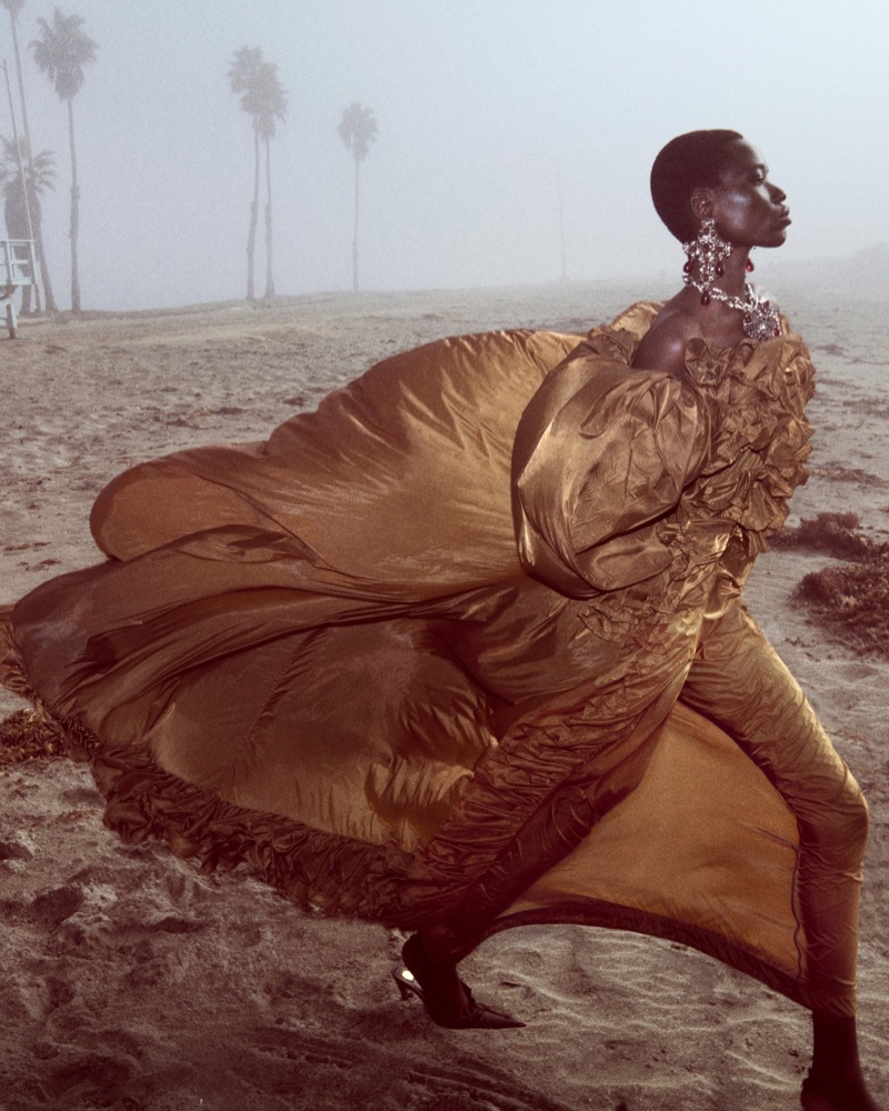 Saint Laurent kampanja za leto 2026 izgleda kao kadar iz filma
Kampanja donosi film noir estetiku, kožu u prvom planu i glamur koji počinje tek nakon zalaska sunca