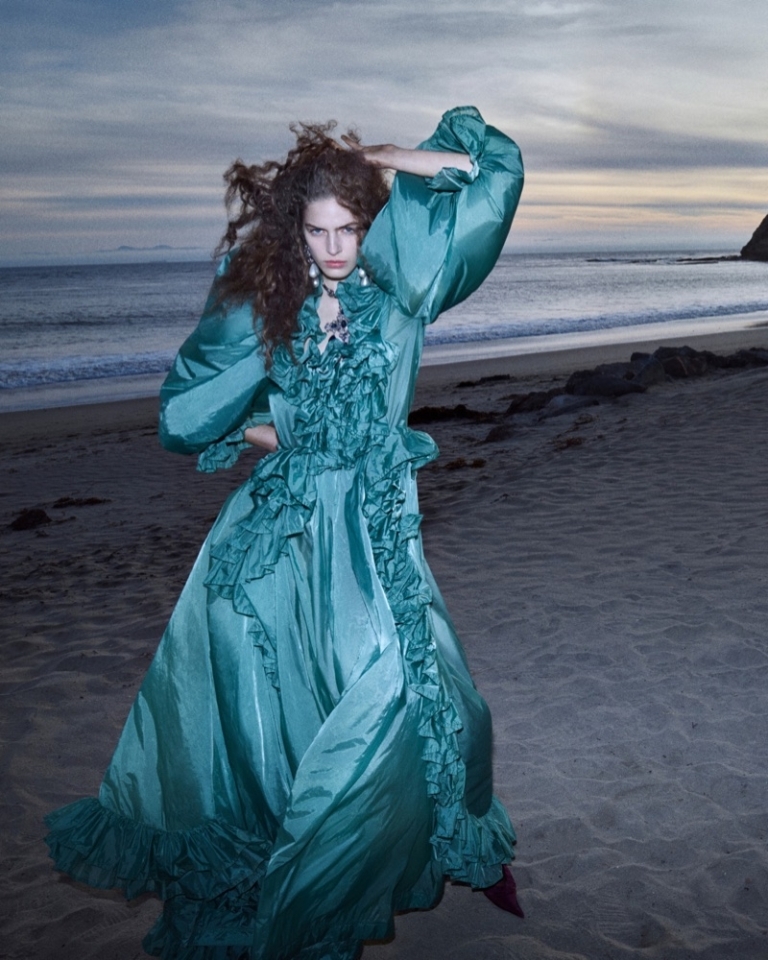 Saint Laurent kampanja za leto 2026 izgleda kao kadar iz filma
Kampanja donosi film noir estetiku, kožu u prvom planu i glamur koji počinje tek nakon zalaska sunca