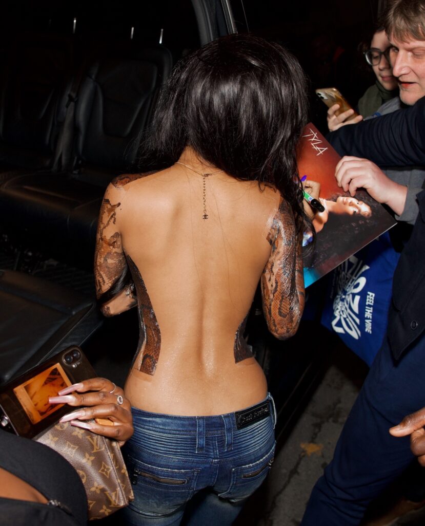 Tyla blista u topu-tetovaži dizajnera Simona Carlea