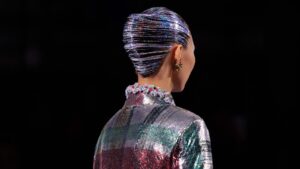 Hromirane ekstenzije za kosu za jesen 2026? Chanel kaže da!