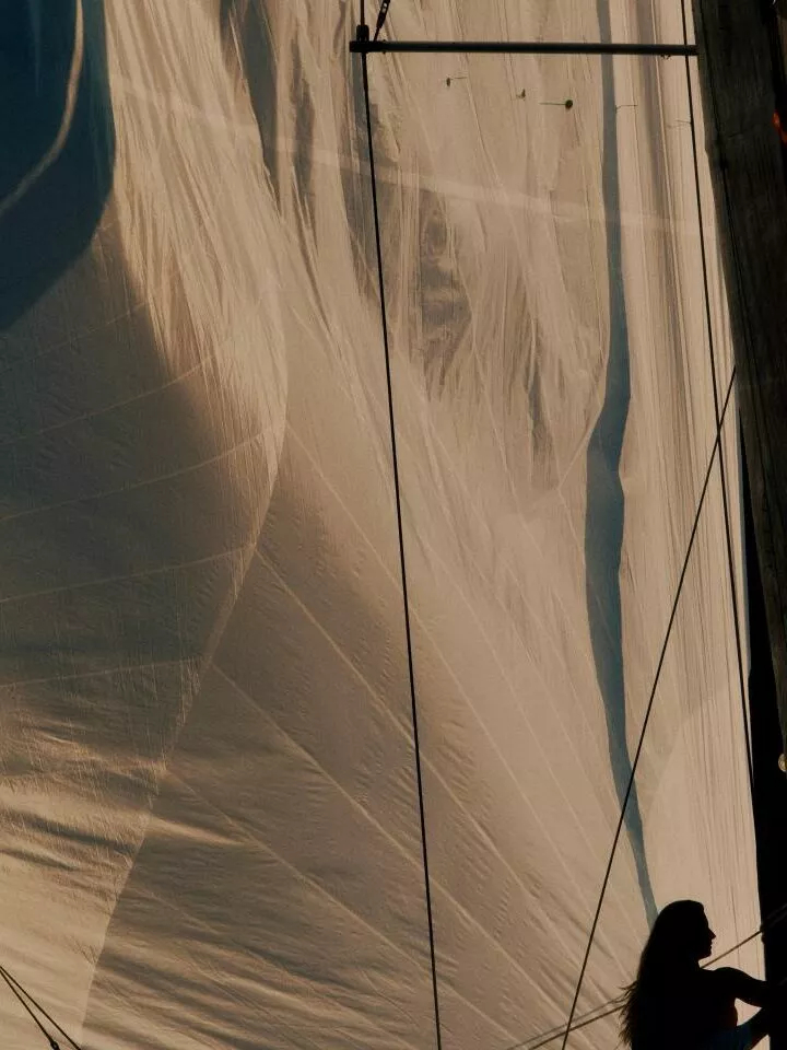 Dvadeset pet godina kasnije, J12 i dalje je relevantan, moderan i sofisticiran. To je suštinski Chanel: poštovanje tradicije uz tiho kretanje napred.