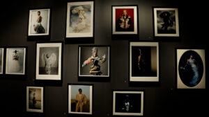 Otvarajući se ovog vikenda, 28. marta, „Schiaparelli: Fashion Becomes Art” označava prvu izložbu u Velikoj Britaniji koja je u potpunosti posvećena legendarnom Maison Schiaparelli