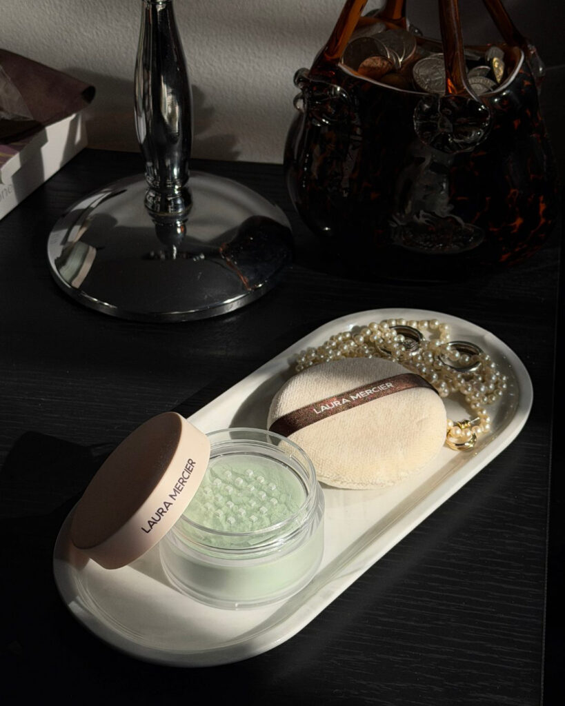 Zeleni puder za fiksiranje – trend ili potreba?
Ako vas muče akne, rosacea ili osetljiv ten, ovo je proizvod koji cilja baš na to