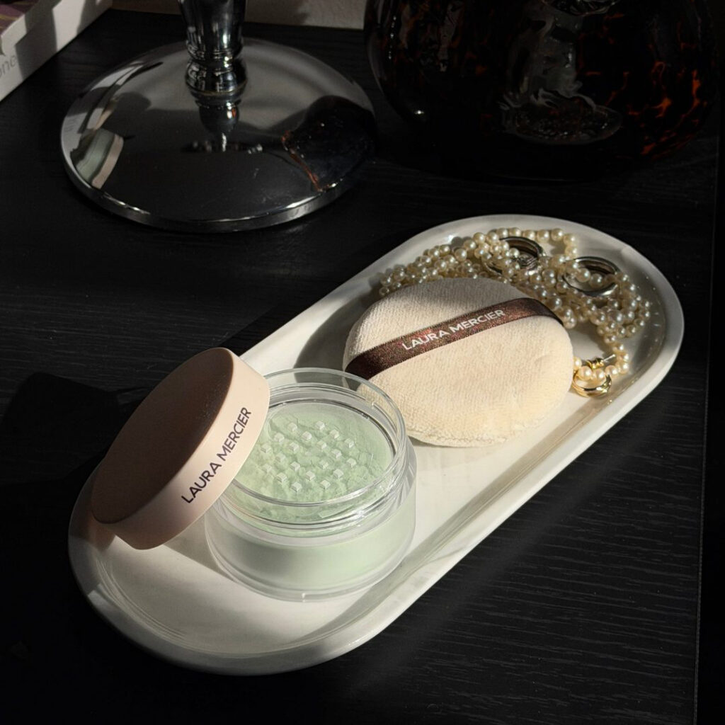 Zeleni puder za fiksiranje – trend ili potreba? Ako vas muče akne, rosacea ili osetljiv ten, ovo je proizvod koji cilja baš na to