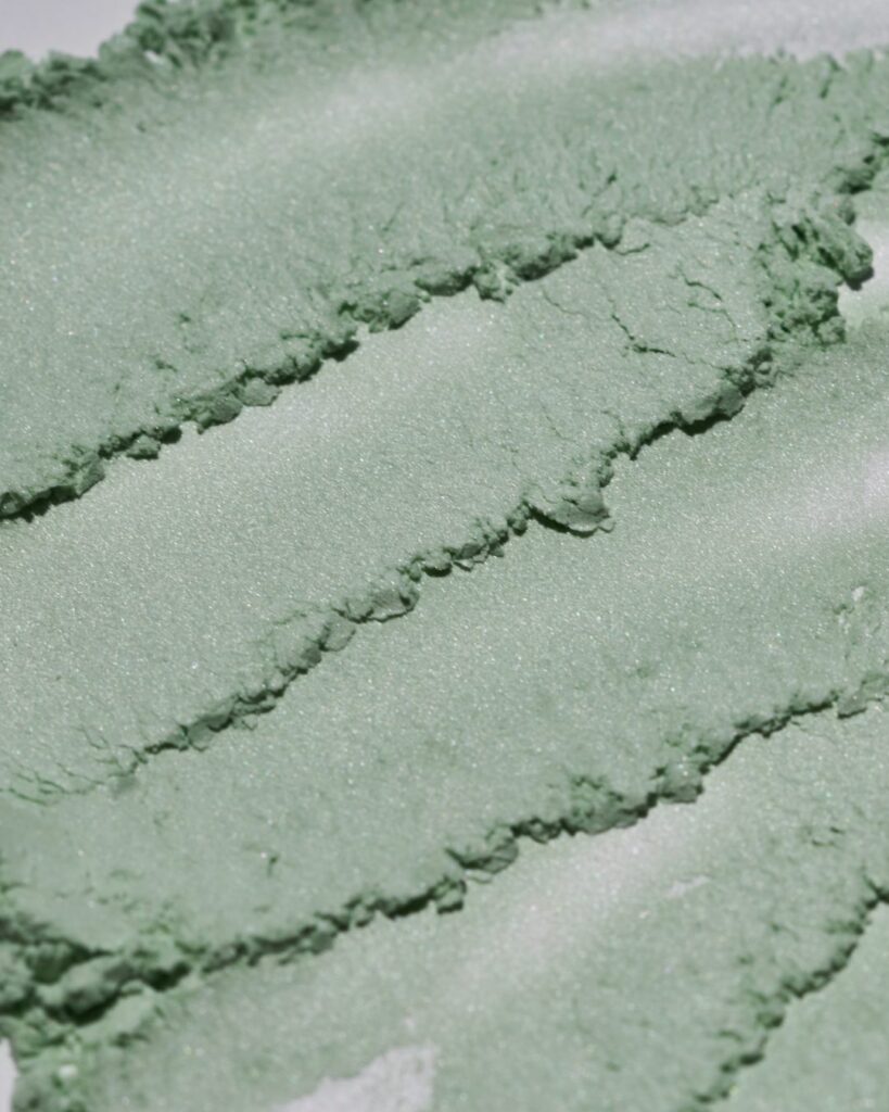 Zeleni puder za fiksiranje – trend ili potreba?
Ako vas muče akne, rosacea ili osetljiv ten, ovo je proizvod koji cilja baš na to