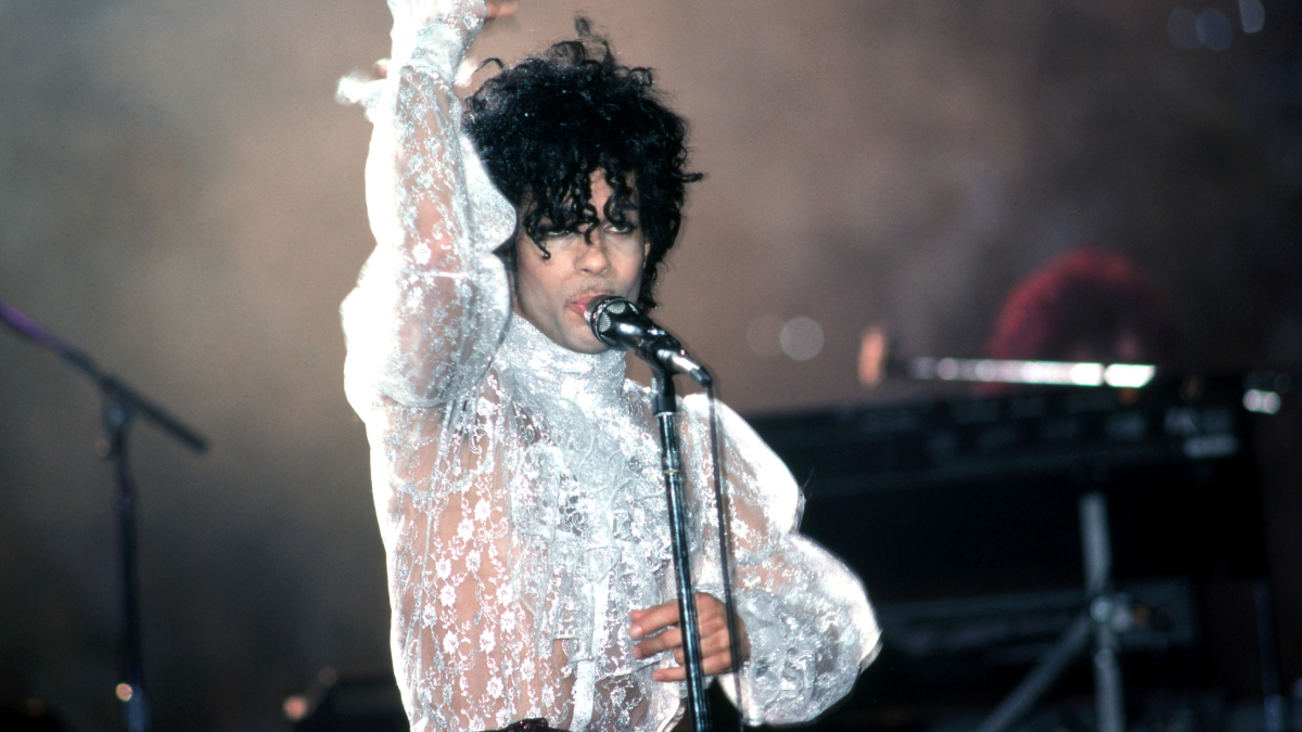 Zendaya u belom čipkanom odelu evocira Princea 