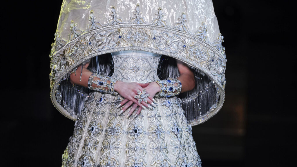 Rođendan Guo Pei je prilika da zastanemo pred veličinom umetnice koja kroz tkaninu prepliće hiljade godina istorije.