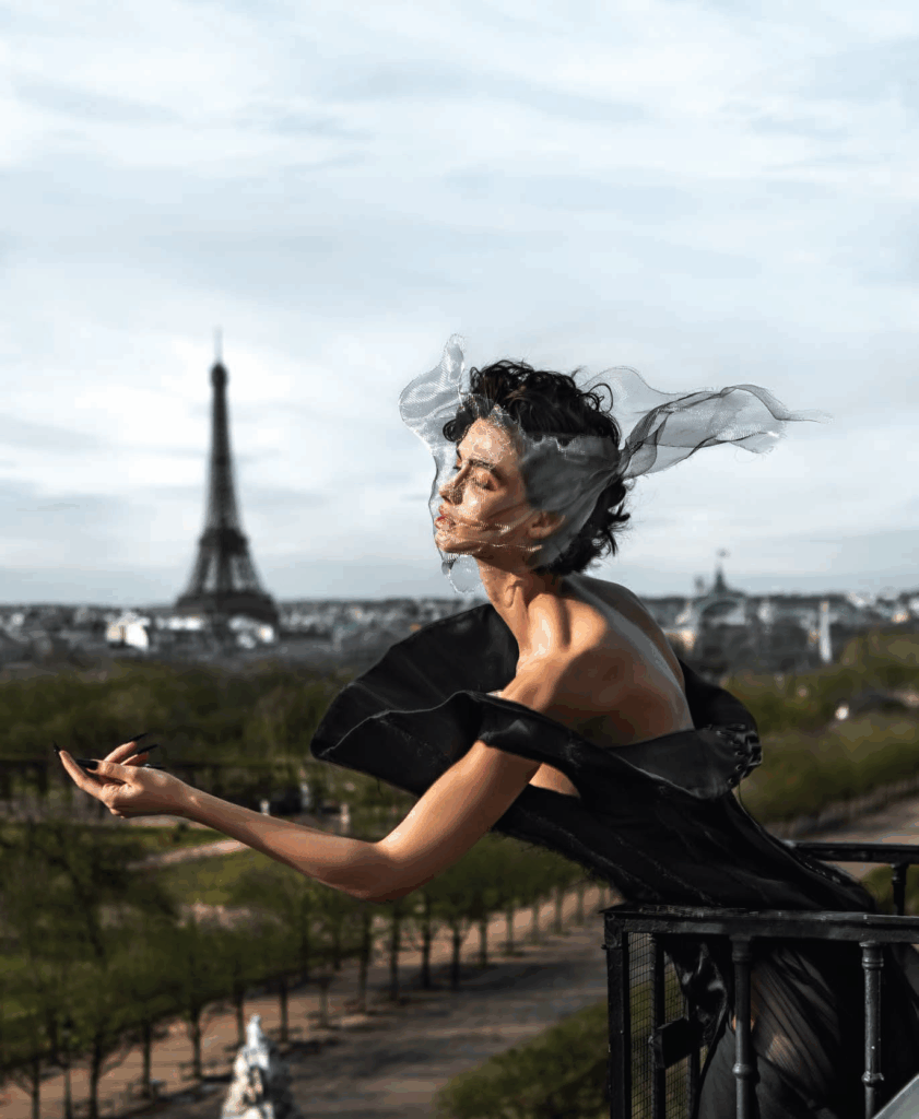 BAZAAR editorial: Pariski Eho
 Haljina MOUTHANA ALHAJ ALI; 
Ukras za glavu VERONICA MARUCCI; 
Narukvice FLORENCE MOORHEAD