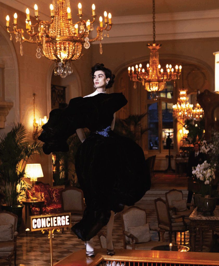 BAZAAR editorial: Pariski Eho
Haljina i kaiš DIEGO GUILLEN; 
TopWOLFORD; Carape CALZEDONIA; 
Cipele INGILIZ; 
Minđuše FLORENCE MOORHEAD