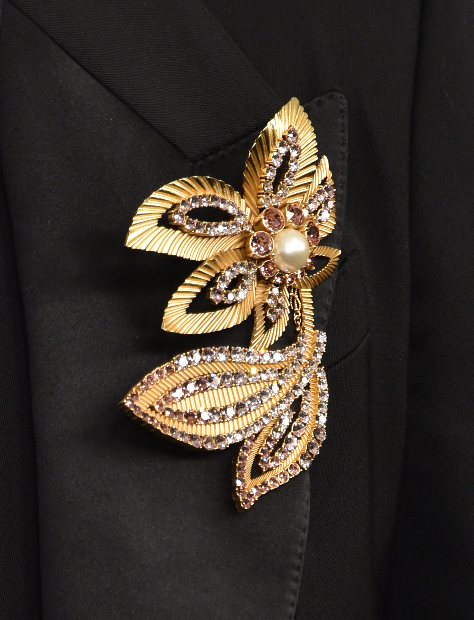 Broševi se vraćaju u modu: Aksesoar koji će obeležiti 2026.