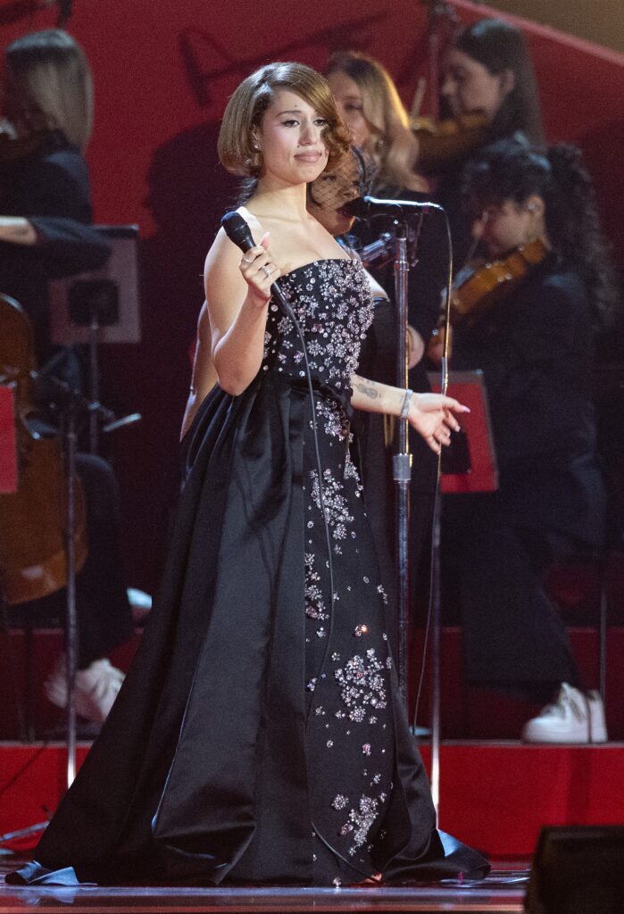 Crveni tepih BRIT Awards 2026: Moda u prvom planu
Raye nosi Prada.