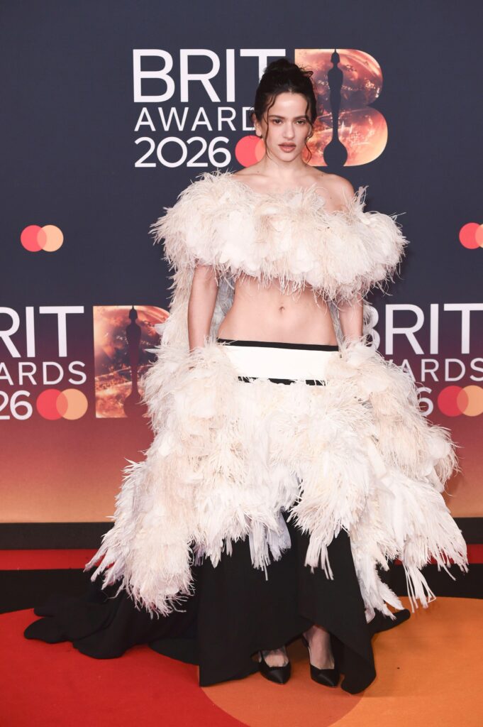 Crveni tepih BRIT Awards 2026: Moda u prvom planu
Rosalia nosi Chanel proleće/leto 2026.