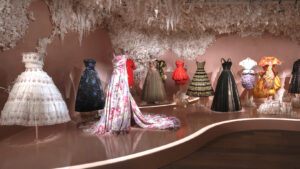 dior Izložba u SCAD FASH muzeju u Atlanti vodi kroz kreativne i tehničke faze nastanka couture komada