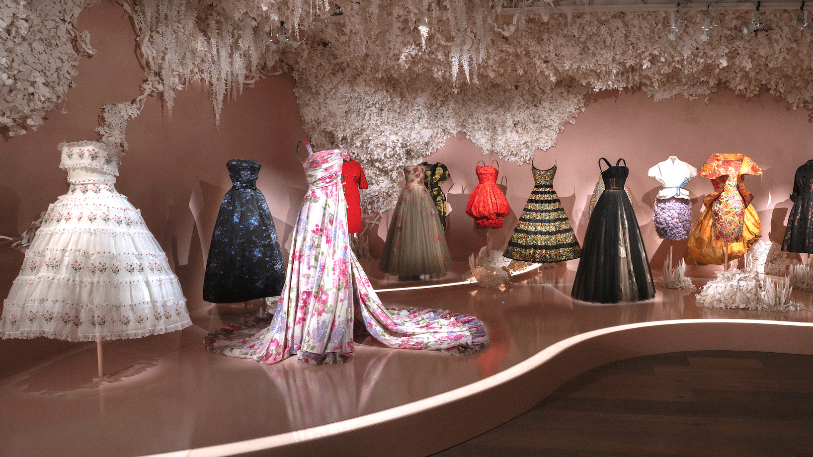 dior Izložba u SCAD FASH muzeju u Atlanti vodi kroz kreativne i tehničke faze nastanka couture komada