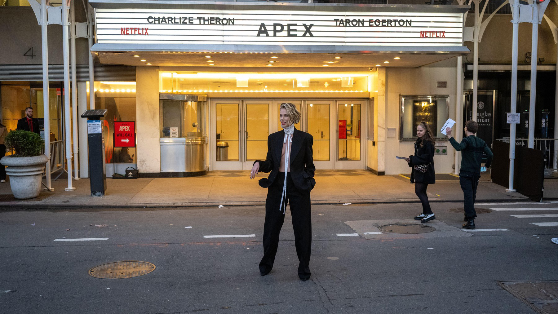 Charlize Theron oduševila u Dior muškom odelu u Njujorku