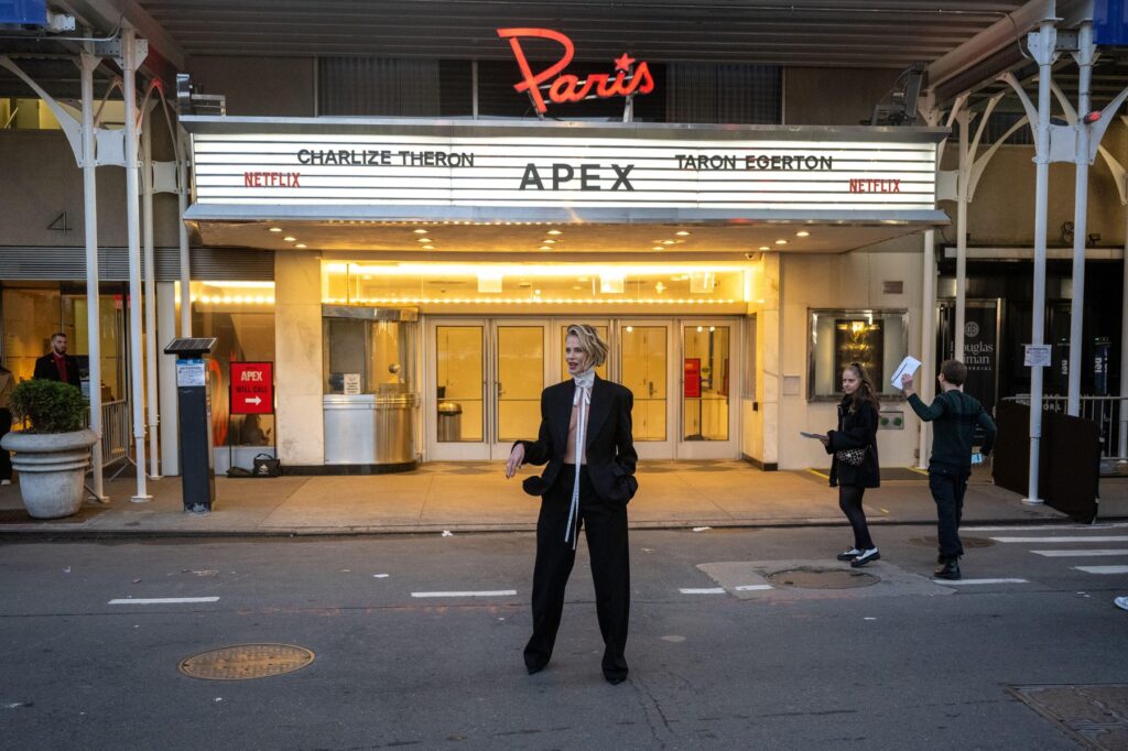 Charlize Theron oduševila u Dior muškom odelu u Njujorku