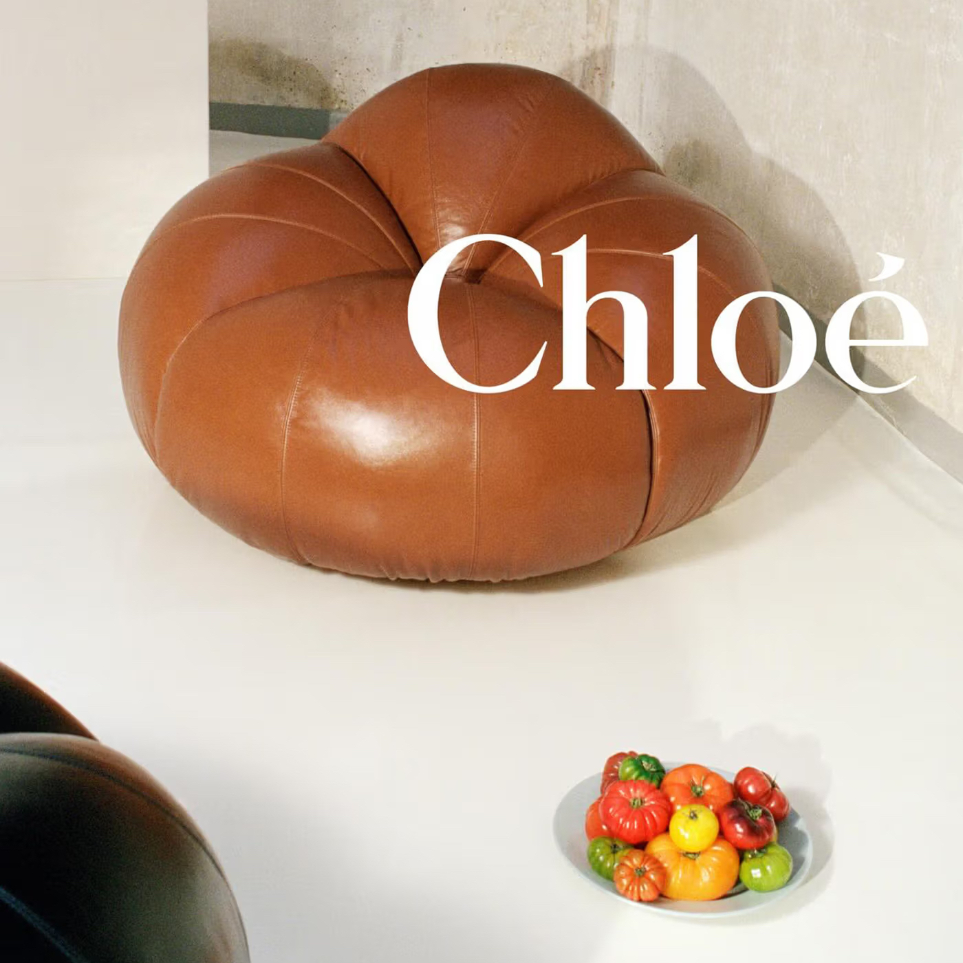 Redizajnirana Tomato Chair iz sedamdesetih dobija savremeno Chloé izdanje predstavljeno na Milan Design Week 2026