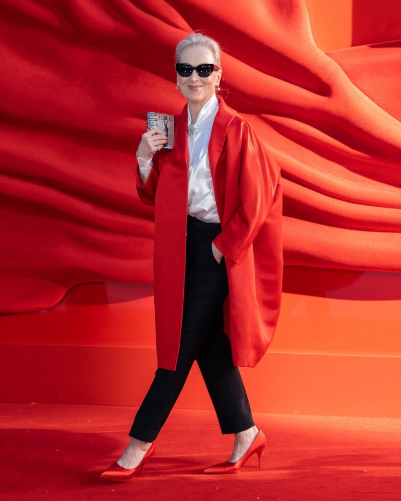 Đavo napokon nosi Pradu! 🔥

Meryl Streep se na londonskoj premijeri filma The Devil Wears Prada 2 pojavila u besprekorno stilizovanom Prada izdanju koje odaje punu počast Mirandi Priestly. Od satenskog Prada kaputa do crvenih štikli i precizno odabranog nakita, svaki detalj bio je promišljen omaž kultnom liku.

Najveći modni trenutak večeri? Svetlucava clutch torbica inspirisana „The Book“ — legendarnom maketom Runway magazina iz originalnog filma, koja je ovde dobila luksuznu, minijaturnu reinterpretaciju.

Kada se moda, film i ikonografija spoje ovako precizno — rezultat je čista Miranda energija. 💼✨