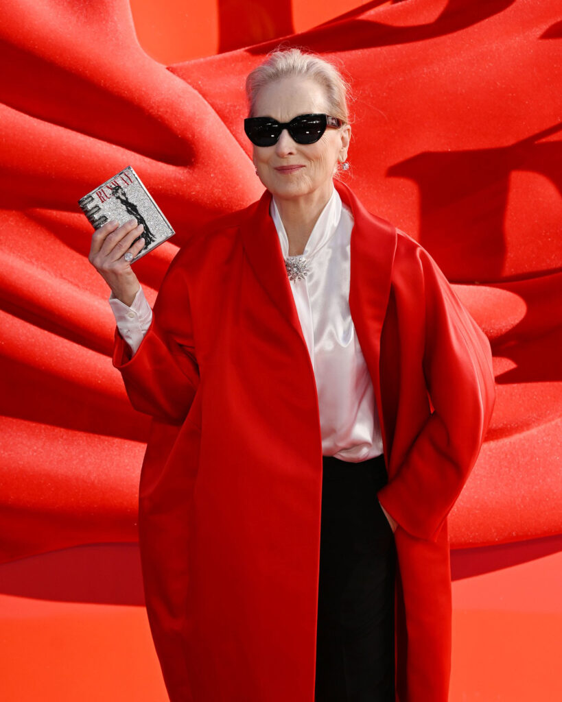 Đavo napokon nosi Pradu! 🔥

Meryl Streep se na londonskoj premijeri filma The Devil Wears Prada 2 pojavila u besprekorno stilizovanom Prada izdanju koje odaje punu počast Mirandi Priestly. Od satenskog Prada kaputa do crvenih štikli i precizno odabranog nakita, svaki detalj bio je promišljen omaž kultnom liku.

Najveći modni trenutak večeri? Svetlucava clutch torbica inspirisana „The Book“ — legendarnom maketom Runway magazina iz originalnog filma, koja je ovde dobila luksuznu, minijaturnu reinterpretaciju.

Kada se moda, film i ikonografija spoje ovako precizno — rezultat je čista Miranda energija. 💼✨