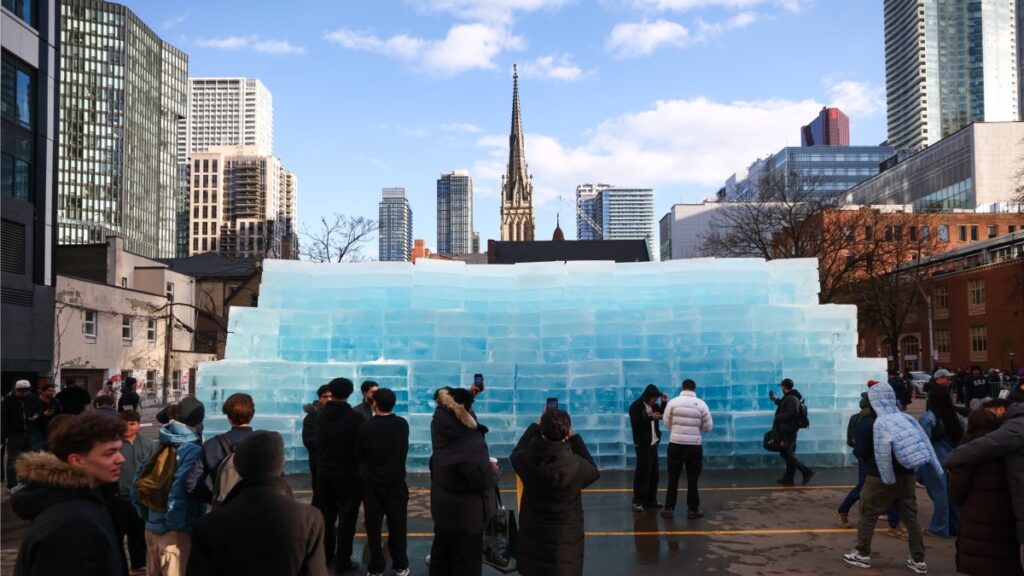 Drake otkrio datum izlaska albuma „ICEMAN“ uz ledenu skulpturu