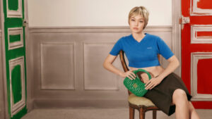 Gigi Hadid pojavljuje se gotovo neprepoznatljiva — i to na najsofisticiraniji mogući način — u kampanji za kožnu galanteriju brenda Miu Miu za 2026. godinu.