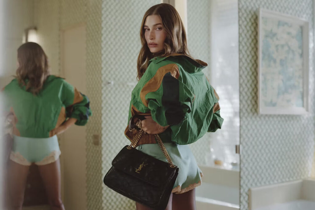 Hailey Bieber u fokusu nove Saint Laurent kampanje
„Tangerine Temptation“ donosi filmski glamur i savremenu estetiku pod vođstvom Anthonyja Vaccarella