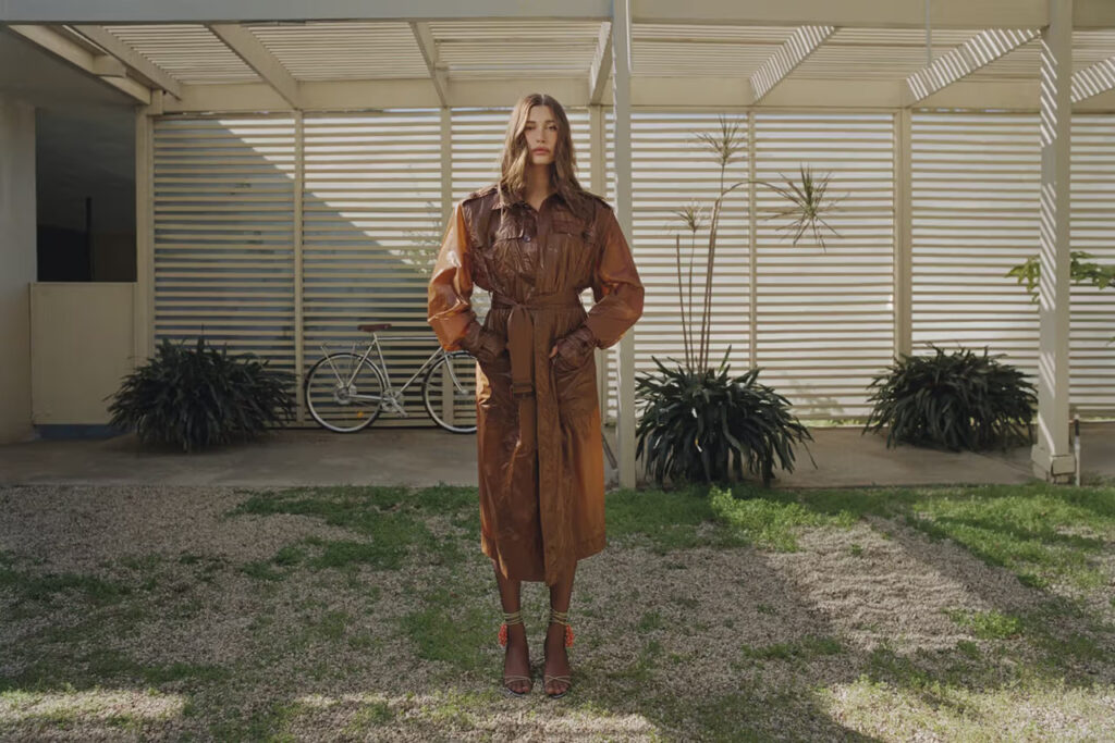 Hailey Bieber u fokusu nove Saint Laurent kampanje
„Tangerine Temptation“ donosi filmski glamur i savremenu estetiku pod vođstvom Anthonyja Vaccarella