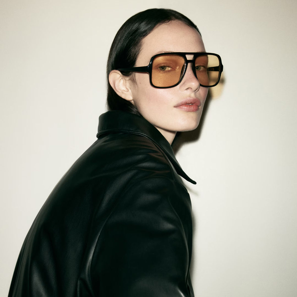 Naočare za sunce koje definišu sezonu – od upadljivih oversized formi do retro klasika sa modernim twistom.