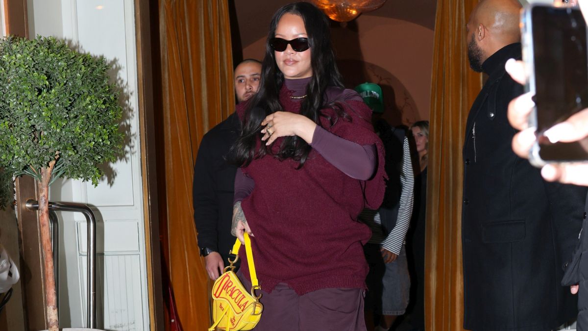 Opsednuti smo Rihanninom Dior Dracula Saddle Bag torbom