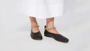 Ovog proleća nosimo baletanke sa zaokretom Moderne linije i dekorativni dodaci koji dižu vaš outfit na viši nivo