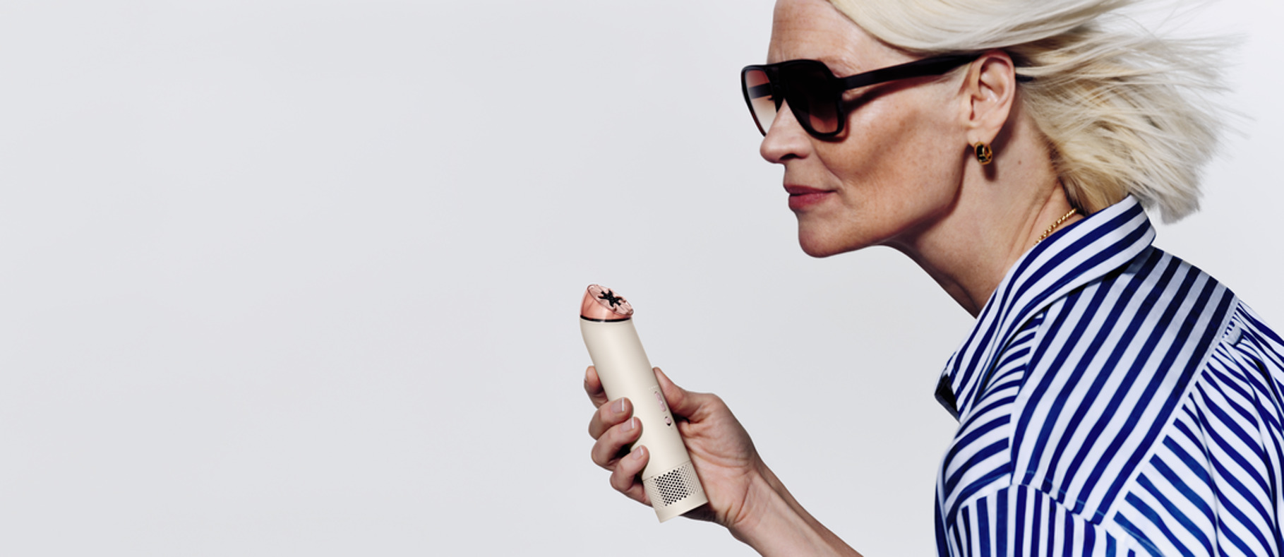 Dyson HushJet™ Mini Cool označava prvi prenosivi ventilator kompanije Dyson sa HushJet™ projekcijom vazduha, razvijen da obezbedi snažno, precizno i kontrolisano hlađenje u pokretu.