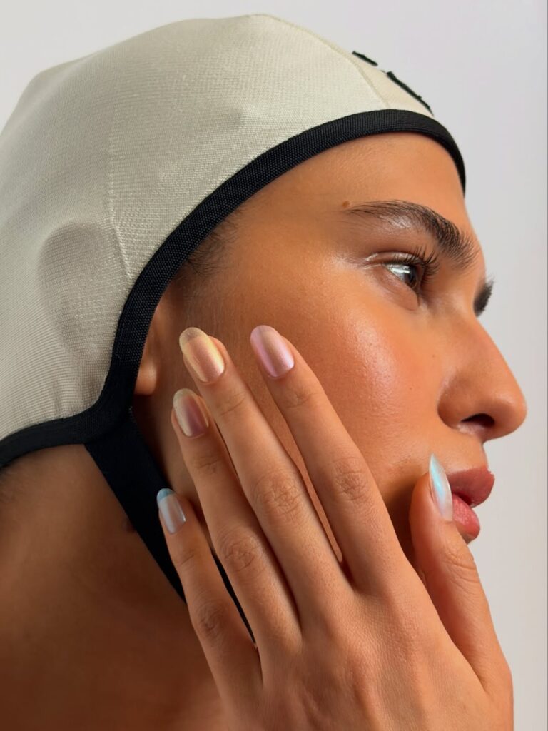 Chanel „Mermaid Nails“ trend: prelivajući, svetlucavi nokti inspirisani morem – najpoželjniji manikir za narednu sezonu.

