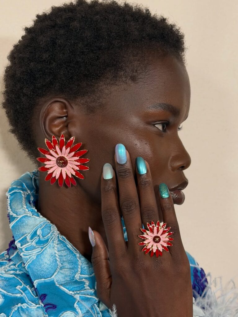 Chanel „Mermaid Nails“ trend: prelivajući, svetlucavi nokti inspirisani morem – najpoželjniji manikir za narednu sezonu.
