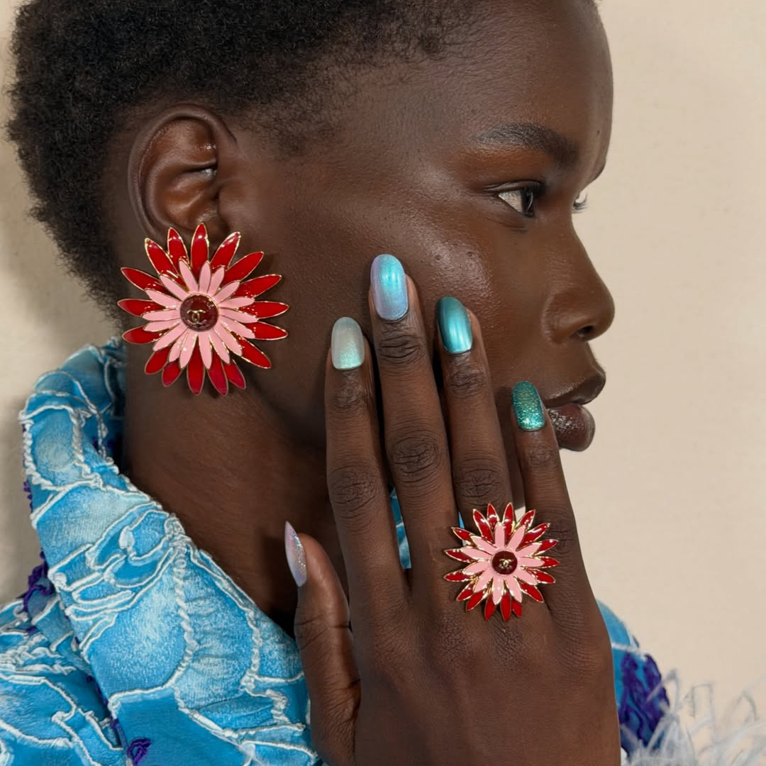 Chanel „Mermaid Nails“ trend: prelivajući, svetlucavi nokti inspirisani morem – najpoželjniji manikir za narednu sezonu.