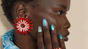 Chanel „Mermaid Nails“ trend: prelivajući, svetlucavi nokti inspirisani morem – najpoželjniji manikir za narednu sezonu.