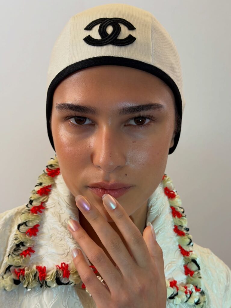 Chanel „Mermaid Nails“ trend: prelivajući, svetlucavi nokti inspirisani morem – najpoželjniji manikir za narednu sezonu.
