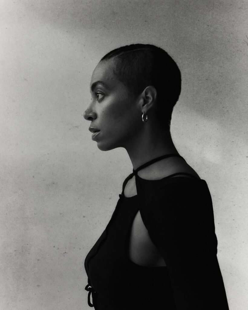 Solange je obrijala glavu i ponovo pretvorila kosu u umetnički iskaz