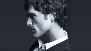 CHANEL imenuje Jacob Elordi za ambasadora kultnog mirisa BLEU DE CHANEL za 2026, spajajući svet filma, luksuza i modernog identiteta muškarca