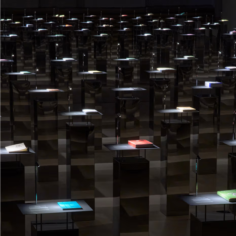 Jil Sander i Apartamento na Milan Design Week predstavljaju „Reference Library“ – izložbu sa 60 knjiga koja slavi fizičko čitanje.