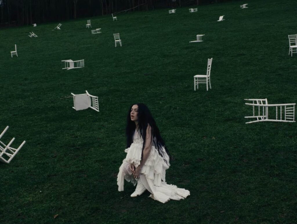 „Plesni podijum je mrtav“ — Charli XCX pravi rok album