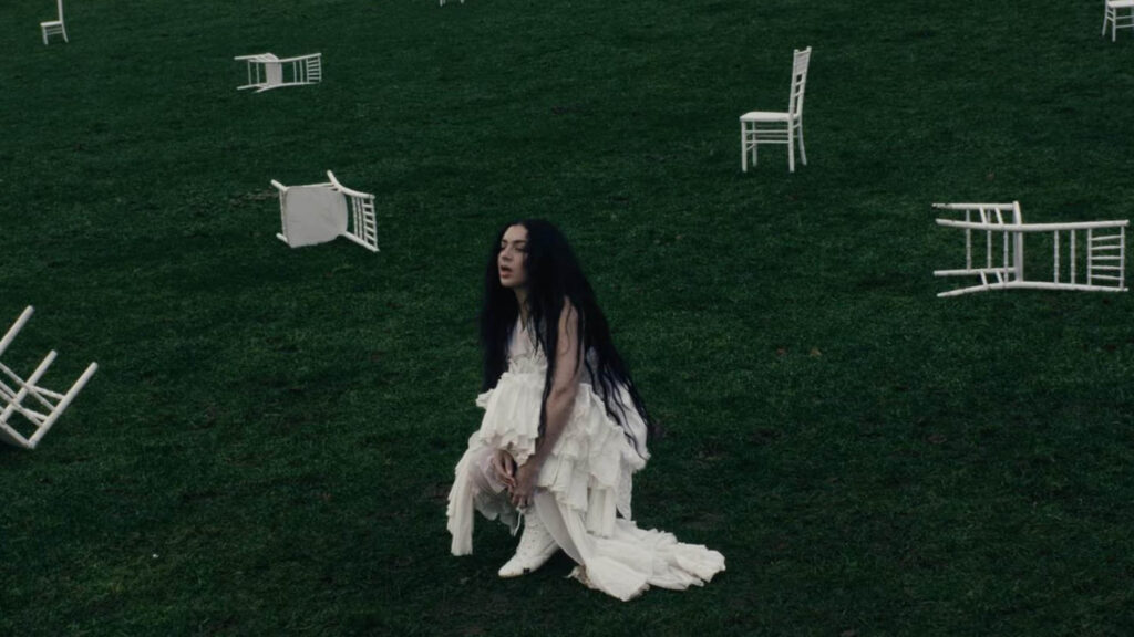 „Plesni podijum je mrtav“ — Charli XCX pravi rok album