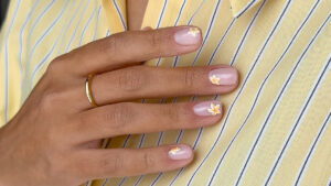 Floralni manikir za proleće donosi nežne cvetne motive, pastelne nijanse i elegantan nail art inspirisan prirodom.