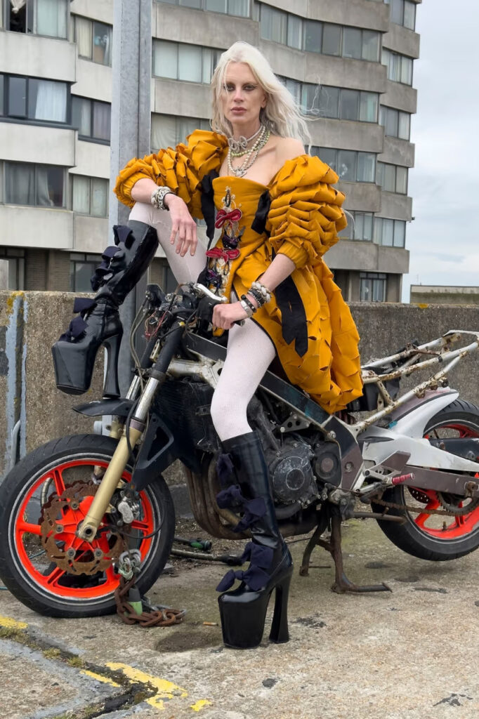Izložba posvećena Vivienne Westwood nakitu stiže u V&A Dundee
Retrospektiva koja otkriva kako je buntovni nakit modne kuće Vivienne Westwood postao jedan od najuticajnijih simbola savremene mode