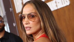 Jennifer Lopez zablistala u crvenom izdanju na događaju u Los Anđelesu, uz prepoznatljiv glamur i upečatljive modne detalje.