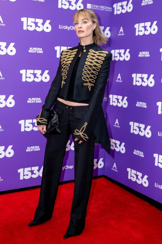 Margot Robbie u upečatljivom McQueen vojnom izdanju